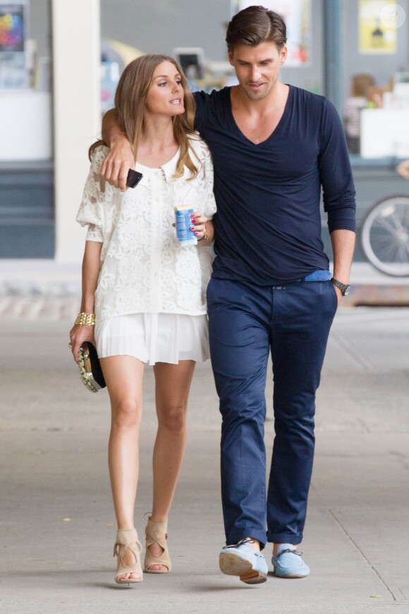 Ravissante en total look blanc, Olivia Palermo et son amoureux Johannes Huebl se promènent à Brooklyn le 15 juillet 2013 lors d'une sortie à deux