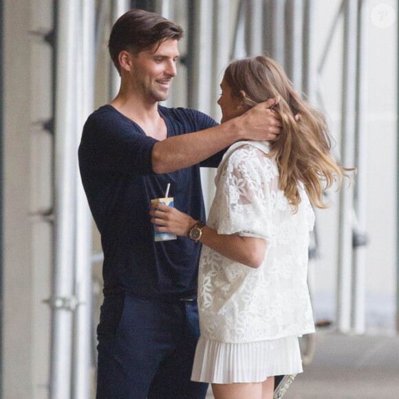 Un couple totalement in love ! Olivia Palermo et son amoureux Johannes Huebl se promènent à Brooklyn le 15 juillet 2013