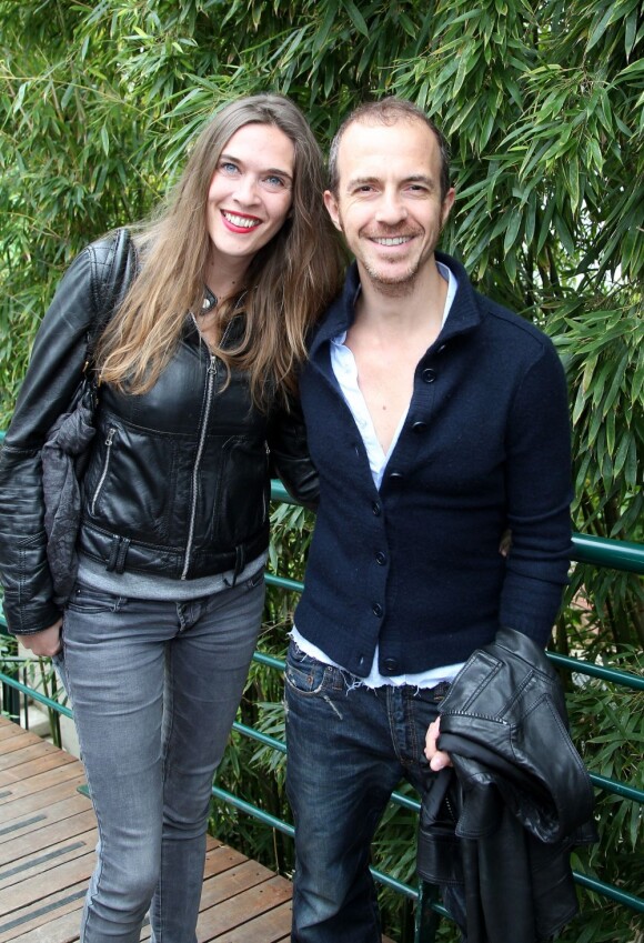 Calogero et sa compagne Marie Bastide à Roland-Garros à Paris le 10 juin 2012.