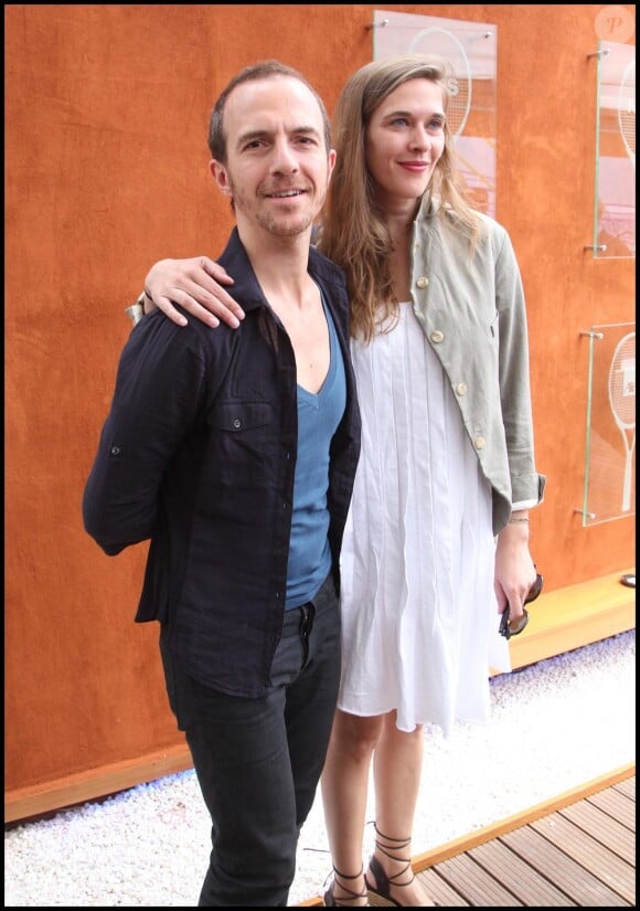 Calogero et sa compagne Marie Bastide à Roland-Garros à Paris le 30 mai 2011. 