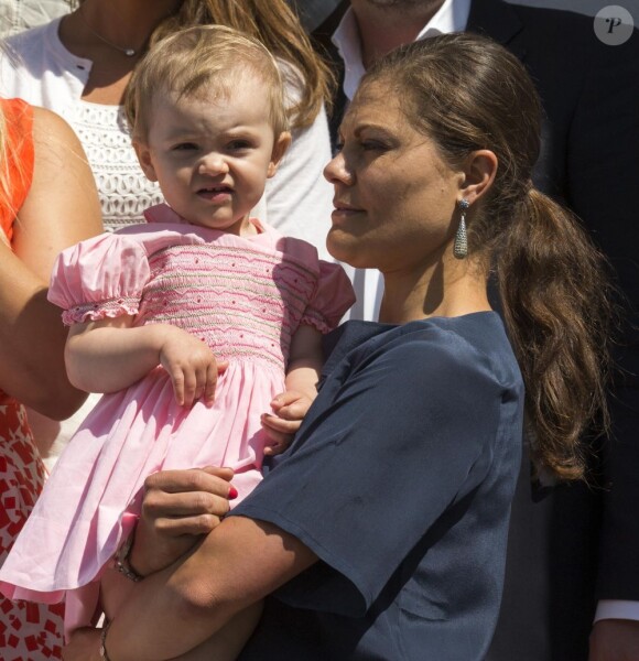 La princesse Victoria de Suède, avec sa petite princesse Estelle dans les bras, organisait le 15 juillet 2013 au palais Solliden une réception en l'honneur des sportifs récipiendaires de la bourse Victoria.