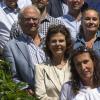 Le roi Carl XVI Gustaf de Suède et la reine Silvia. La princesse Victoria de Suède, avec sa petite princesse Estelle et l'ensemble de la famille royale suédoise, organisait le 15 juillet 2013 au palais Solliden une réception en l'honneur des sportifs récipiendaires de la bourse Victoria.