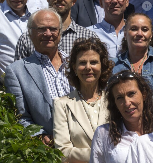 Le roi Carl XVI Gustaf de Suède et la reine Silvia. La princesse Victoria de Suède, avec sa petite princesse Estelle et l'ensemble de la famille royale suédoise, organisait le 15 juillet 2013 au palais Solliden une réception en l'honneur des sportifs récipiendaires de la bourse Victoria.