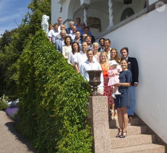 Victoria de Suède, avec sa petite princesse Estelle et l'ensemble de la famille royale suédoise, organisait le 15 juillet 2013 au palais Solliden une réception en l'honneur des sportifs récipiendaires de la bourse Victoria.