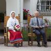 Le roi Carl XVI Gustaf et la reine Silvia de Suède remettant le 15 juillet 2013 le prix Solliden 2013 à l'habitant le plus en vue de l'île d'Öland.