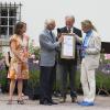 Le roi Carl XVI Gustaf et la reine Silvia de Suède remettant le 15 juillet 2013 le prix Solliden 2013 à l'habitant le plus en vue de l'île d'Öland.