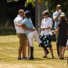 Zara Phillips retrouvant son mari Mike Tindall à Salisbury lors de The Rundle Cup le 13 juillet 2013