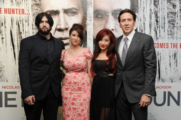 Nicolas Cage, avec sa femme Alice Kim, et son fils Weston avec sa compagne Danielle à la première du film Frozen Ground au Vue West End, Londres, le 17 juillet 2013.