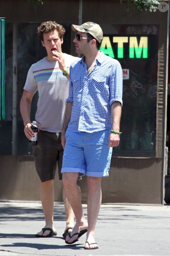 Zachary Quinto et Jonathan Groff dans les rues de New York le 23 juin 2012