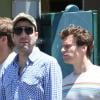 Zachary Quinto et Jonathan Groff amoureux dans les rues de New York le 23 juin 2012