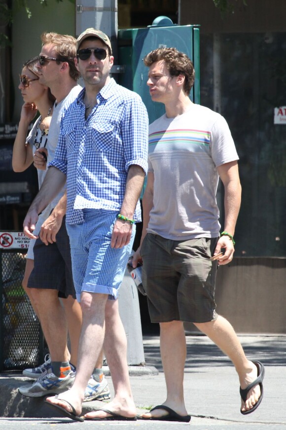 Zachary Quinto et Jonathan Groff amoureux dans les rues de New York le 23 juin 2012