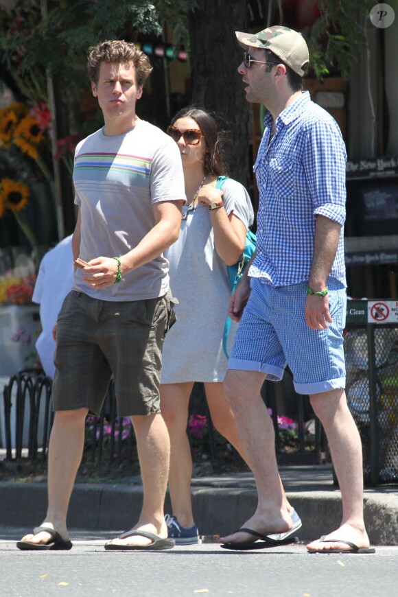 Zachary Quinto et Jonathan Groff décontractés dans les rues de New York le 23 juin 2012