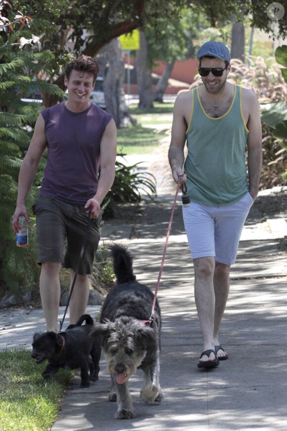 Zachary Quinto et Jonathan Groff viennent de se séparer. Ici à Los Angeles, le 29 juillet 2012.