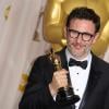 Michel Hazanavicius avec l'Oscar du meilleur film pour The Artist en 2012.