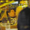 Diego Maradona amoureux de sa très jeune compagne Rocio Oliva dans un restaurant de Buenos Aires le 16 juillet 2013