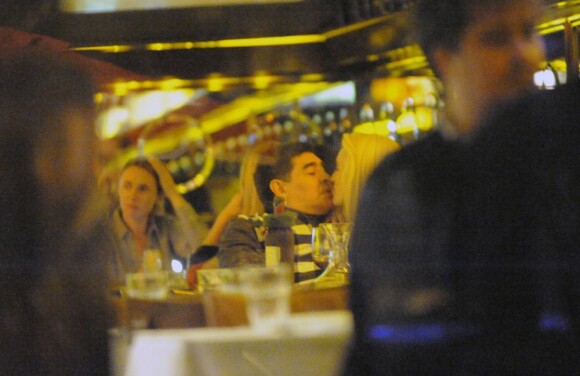 Diego Maradona amoureux de sa très jeune compagne Rocio Oliva dans un restaurant de Buenos Aires le 16 juillet 2013