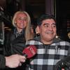 Diego Maradona attendu par les médias lors d'un dîner romantique avec sa très jeune compagne Rocio Oliva dans un restaurant de Buenos Aires le 16 juillet 2013