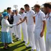 La reine Elizabeth II salue les équipes avant le second test-match de The Ashes au terrain Lord's, le 18 juillet 2013