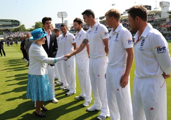 La reine Elizabeth II salue les équipes avant le second test-match de The Ashes au terrain Lord's, le 18 juillet 2013