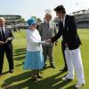 La reine Elizabeth II salue joueurs et arbitres avant le second test-match de The Ashes au terrain Lord's, le 18 juillet 2013