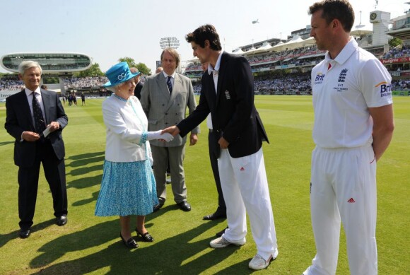 La reine Elizabeth II salue joueurs et arbitres avant le second test-match de The Ashes au terrain Lord's, le 18 juillet 2013