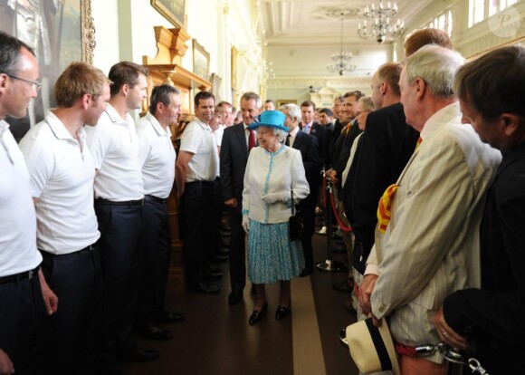 La reine Elizabeth II en visite à l'occasion du second test-match de The Ashes au terrain Lord's, le 18 juillet 2013