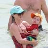 Exclusif - Reese Witherspoon en vacances avec son mari Jim Toth et leurs enfants Ava, Deacon et Tennessee à Destin en Floride, le 10 juillet 2013.