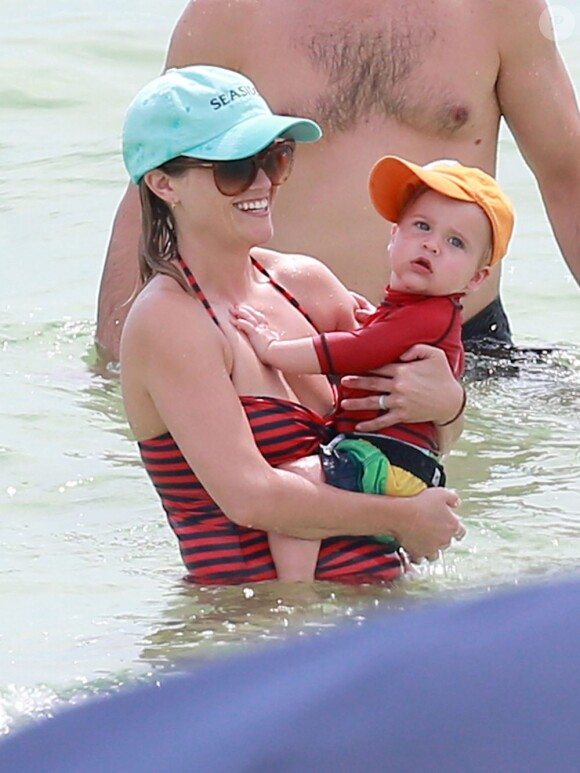 Exclusif - Reese Witherspoon en vacances avec son mari Jim Toth et leurs enfants Ava, Deacon et Tennessee à Destin en Floride, le 10 juillet 2013.