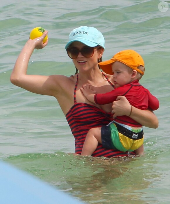 Exclusif -  Reese Witherspoon passe ses vacances avec son mari Jim Toth et leurs enfants Ava, Deacon et Tennessee à Destin sous le soleil de Floride, le 10 juillet 2013.
