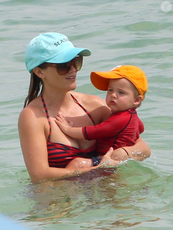 Exclusif - Reese Witherspoon passe ses vacances avec son mari Jim Toth et leurs enfants Ava, Deacon et Tennessee a Destin en Floride, le 10 juillet 2013.