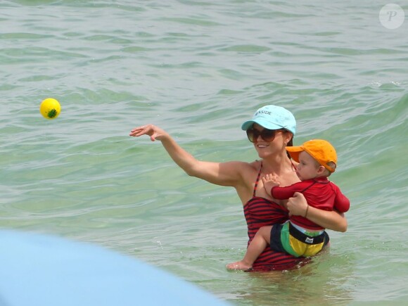 Exclusif - Reese Witherspoon passe ses vacances avec son mari Jim Toth et leurs enfants Ava, Deacon et Tennessee a Destin en Floride, le 10 juillet 2013.