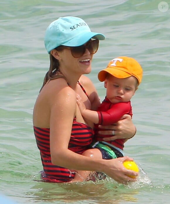 Exclusif - Reese Witherspoon passe ses vacances avec son mari Jim Toth et leurs enfants Ava, Deacon et Tennessee a Destin en Floride, le 10 juillet 2013.
