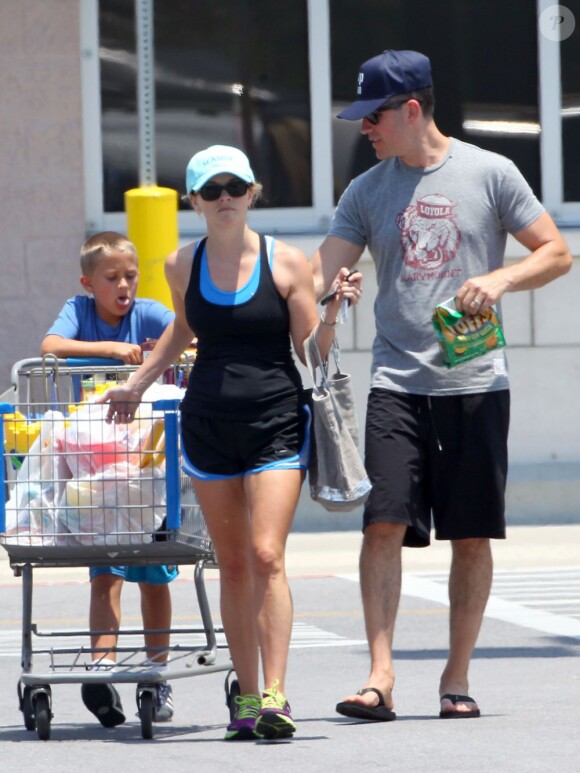 Exclusif - Reese Witherspoon passe des vacances avec son mari Jim Toth et leurs enfants Ava, Deacon et Tennessee a Destin en Floride, le 10 juillet 2013.