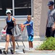Exclusif - Reese Witherspoon en vacances en Floride avec son mari Jim Toth et leurs enfants Ava, Deacon et Tennessee, le 10 juillet 2013.