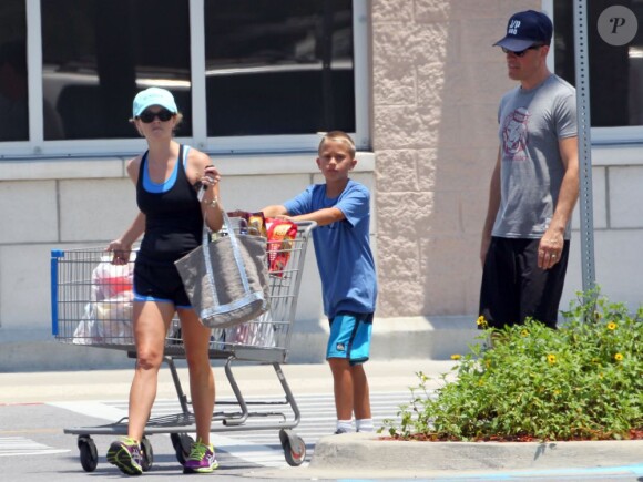 Exclusif - Reese Witherspoon en vacances en Floride avec son mari Jim Toth et leurs enfants Ava, Deacon et Tennessee, le 10 juillet 2013.