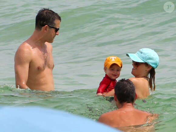 Exclusif - Reese Witherspoon passe ses vacances avec son mari Jim Toth et leurs enfants Ava, Deacon et Tennessee a Destin en Floride, le 10 juillet 2013.