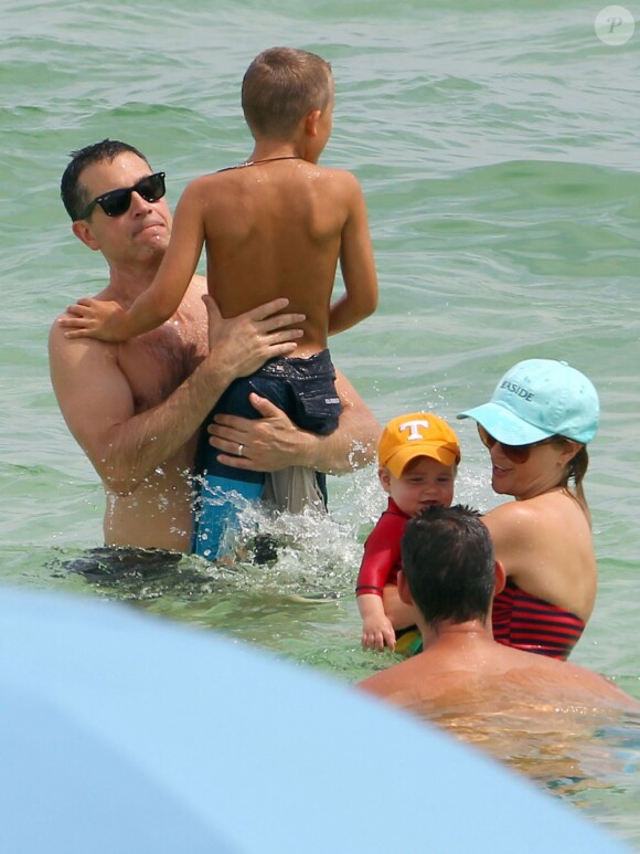 Exclusif - Reese Witherspoon passe ses vacances avec son mari Jim Toth et leurs enfants Ava, Deacon et Tennessee a Destin en Floride, le 10 juillet 2013.