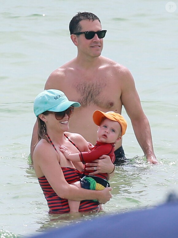 Exclusif - Reese Witherspoon passe ses vacances avec son mari Jim Toth et leurs enfants Ava, Deacon et Tennessee a Destin en Floride, le 10 juillet 2013.