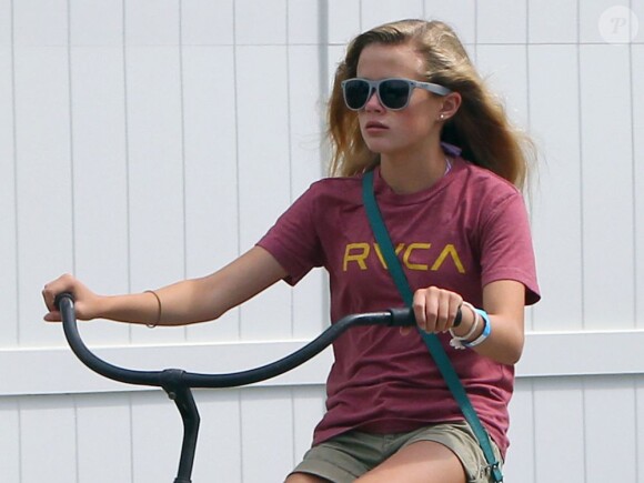 Exclusif - Reese Witherspoon passe ses vacances avec son mari Jim Toth et leurs enfants Ava, Deacon et Tennessee a Destin en Floride, le 10 juillet 2013.