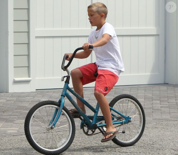 Exclusif - Reese Witherspoon passe ses vacances avec son mari Jim Toth et leurs enfants Ava, Deacon et Tennessee a Destin en Floride, le 11 juillet 2013.