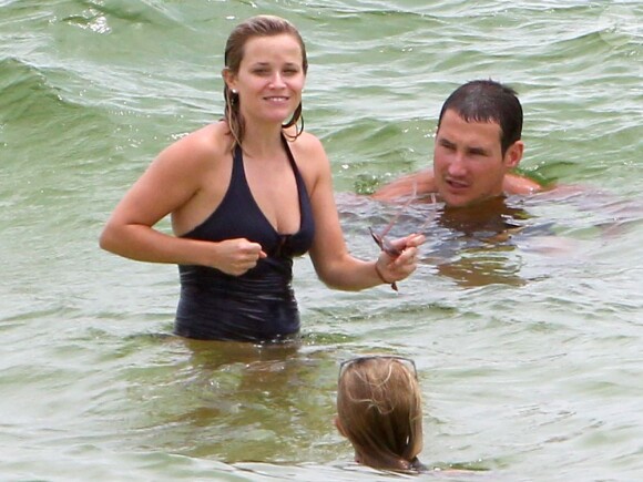 Exclusif - Reese Witherspoon passe ses vacances avec son mari Jim Toth et leurs enfants Ava, Deacon et Tennessee a Destin en Floride, le 13 juillet 2013.