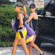 Reese Witherspoon sort de chez une amie et se rend à son cours de yoga à Brentwood, le 18 juillet 2013.