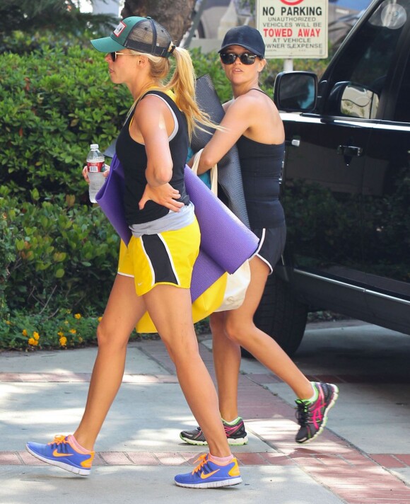 Reese Witherspoon sort de chez une amie et se rend à son cours de yoga à Brentwood, le 18 juillet 2013.