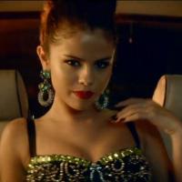 Selena Gomez, dans son clip Slow Down : Party girl sensuelle et insatiable