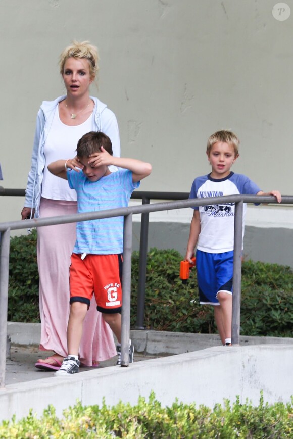La popstar Britney Spears emmenant ses fils Sean et Jayden au cinéma le 21 juillet 2013 à Thousand Oaks.