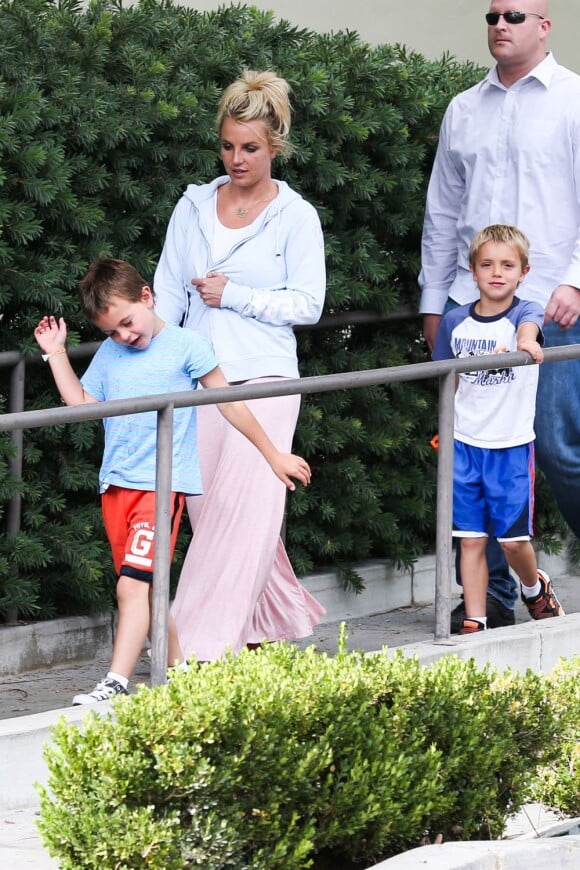 Britney Spears emmenant ses fils Sean et Jayden au cinéma le 21 juillet 2013 à Thousand Oaks.