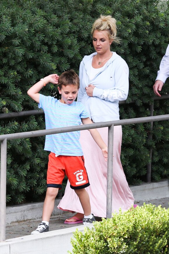 La jolie Britney Spears emmenant ses fils Sean et Jayden au cinéma le 21 juillet 2013 à Thousand Oaks.