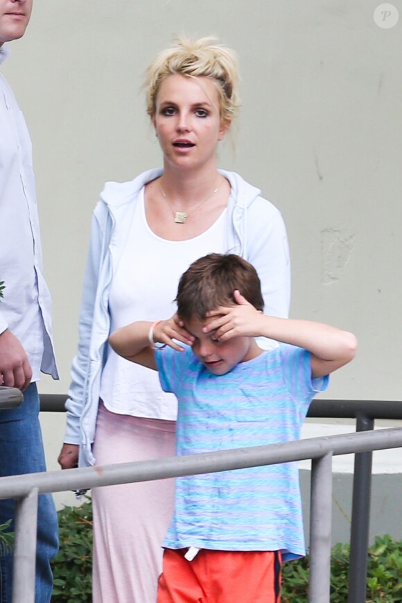 La chanteuse Britney Spears emmenant ses fils Sean et Jayden au cinéma le 21 juillet 2013 à Thousand Oaks.