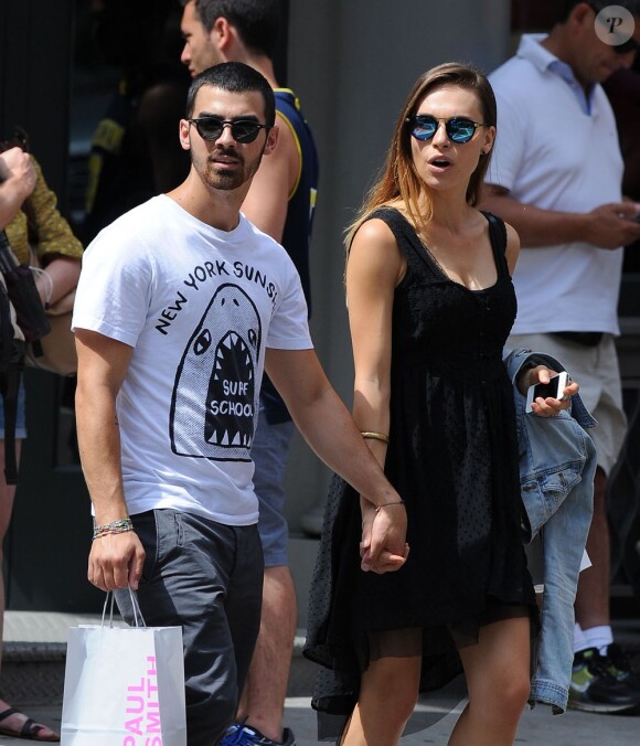 Joe Jonas et sa petite amie Blanda Eggenschwilerin se baladent à New York le 21 juillet 2013.