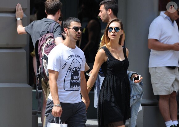 Joe Jonas et Blanda Eggenschwilerin se baladent en amoureux à New York le 21 juillet 2013.